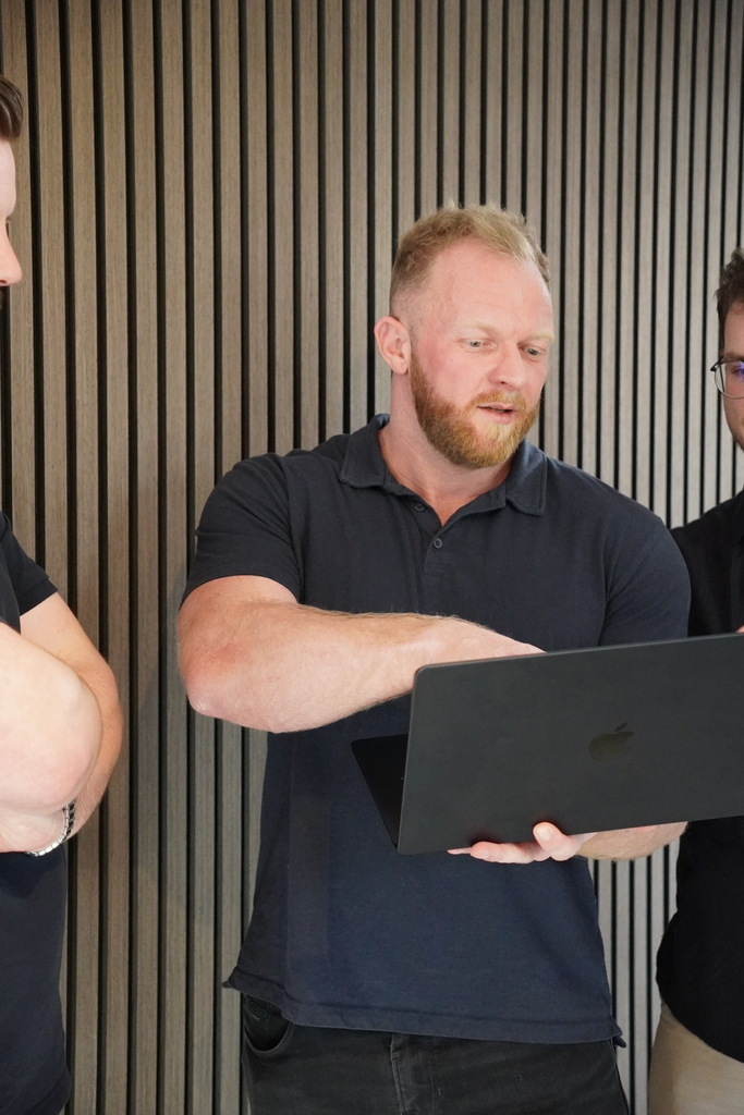 Yordi met een laptop in zijn handen